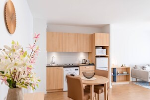 Room, 1 Large Twin Bed, Non Smoking (Upgrade) | Free WiFi, bed sheets