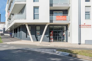 A modern senior residence building with a sign reading "LES GIRANDIÈRES Residences Seniors". - Quality Aparthotel Rochefort (Rochefort)