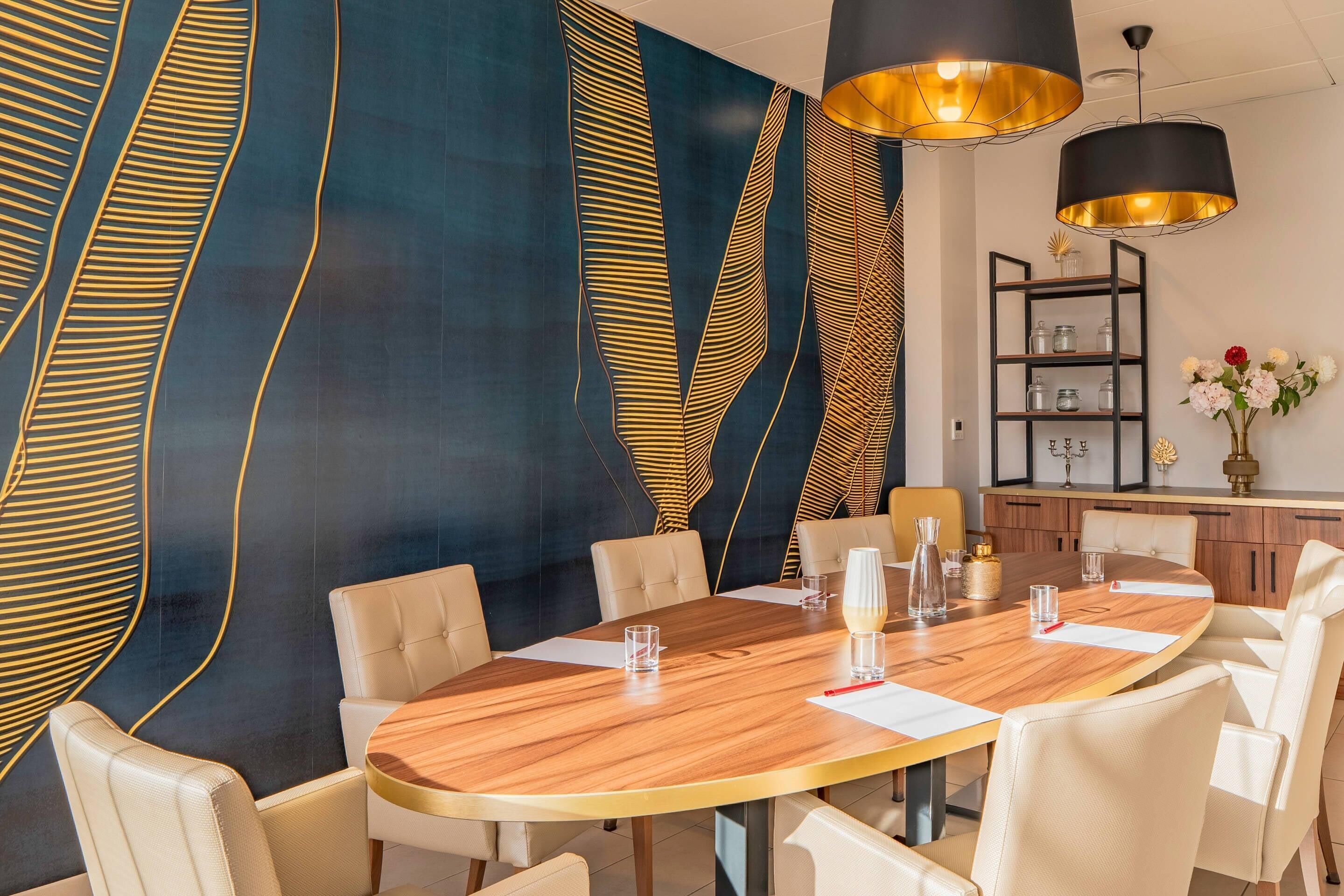 Ein stilvoller Essbereich mit einem runden Holztisch, weißen Polsterstühlen und einer Wand mit abstrakten Mustern.