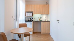 Kamar Standar, 1 Tempat Tidur Double, Bebas Asap Rokok | Dapur pribadi | Mesin pembuat kopi/teh