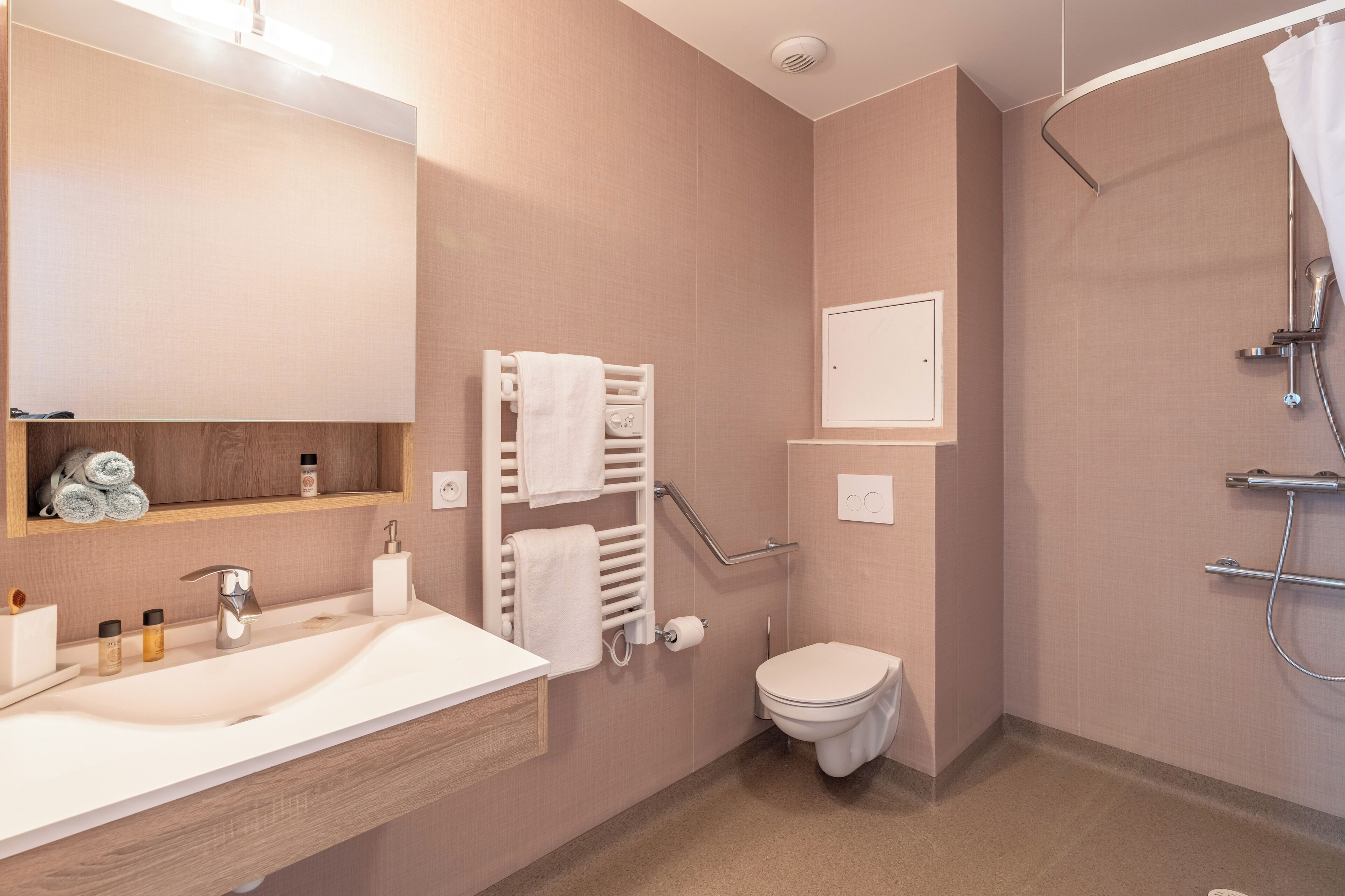 Shower, towels