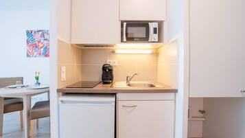 Kamer, 1 queensize bed met slaapbank, niet-roken (Upgrade) | Privékitchenette | Een koffiezetapparaat/waterkoker, een waterkoker