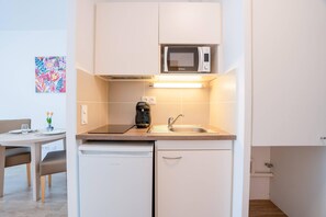 Apartment 1 room | Private kitchenette | Coffee/tea maker, electric kettle - Quality Aparthotel Bourgoin-Jallieu (Bourgoin-Jallieu)