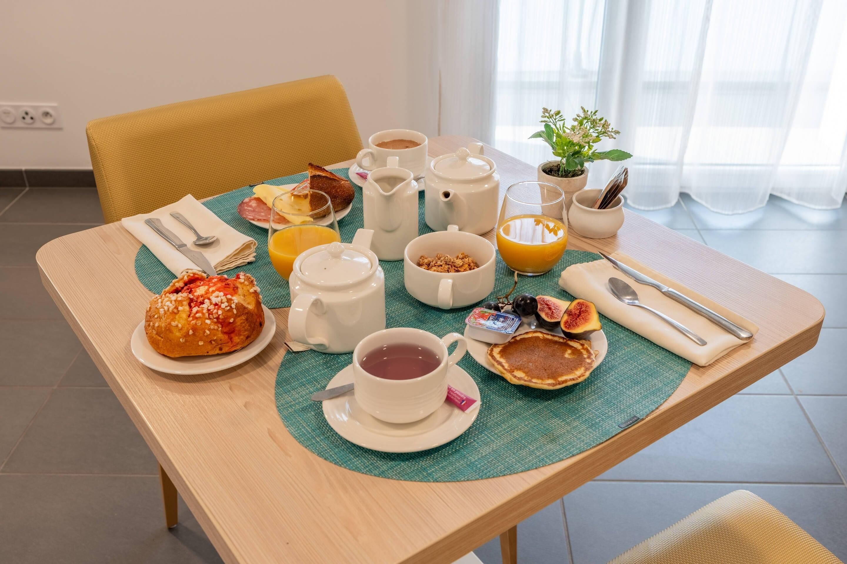 Desayuno continental diario (EUR 12.90 por persona)