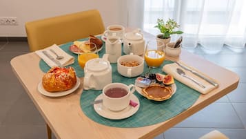 Petit déjeuner continental (12.90 EUR par personne)