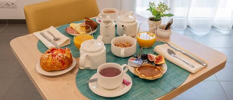 Desayuno continental diario (EUR 12.90 por persona)
