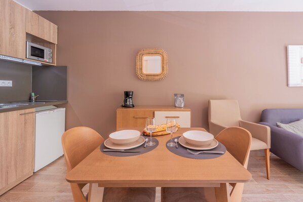 Suite, 2 Queen Beds, Non Smoking | Private kitchen - Quality Suites Lyon L'Isle-d'Abeau (L'Isle-d'Abeau)