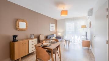 Kamer, 1 queensize bed met slaapbank, niet-roken (Upgrade) | Woonruimte