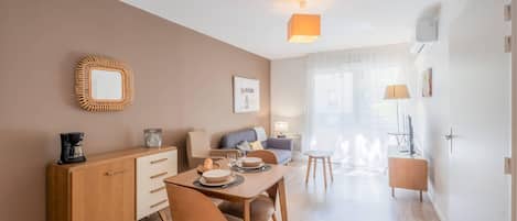 Phòng, 1 giường cỡ queen và sofa giường, không hút thuốc (Upgrade) | Khu phòng khách