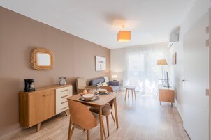 客房, 1 张大床和 1 张沙发床, 无烟房 (Upgrade) | 起居区