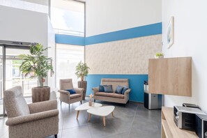 Lobby - Quality Suites Lyon L'Isle-d'Abeau (L'Isle-d'Abeau)