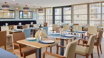 Petit déjeuner continental (12.90 EUR par personne)