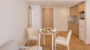 Zimmer, 1 Queen-Bett und Schlafsofa, Nichtraucher (Upgrade) | Eigene Küche