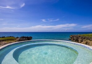 A clear blue sky and ocean with a pool in the foreground. - Bubble Glamping, Family 2 Beds, we Have a 12 Units Like This! (Sosúa)