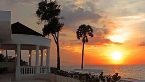 A gazebo with columns, palm trees, and a sunset view. - Bubble Glamping, Family 2 Beds, we Have a 12 Units Like This! (Sosúa)