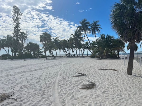 Beach nearby - Tropical Sands Resort (Fort Myers Beach)