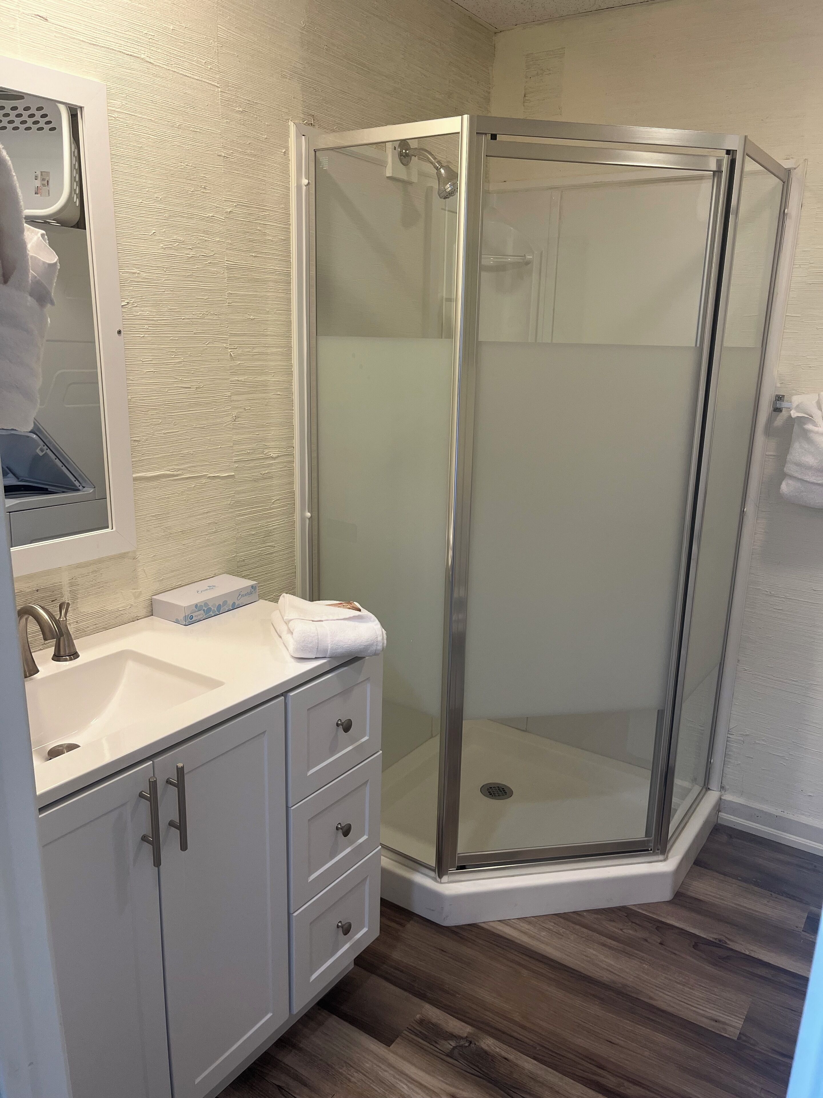 Chuveiro, produtos de toalete grátis, toalhas de banho, sabonete