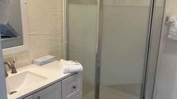 Chuveiro, produtos de toalete grátis, toalhas de banho, sabonete