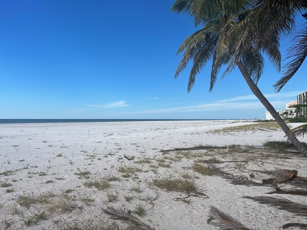 Beach nearby - Tropical Sands Resort (Fort Myers Beach)