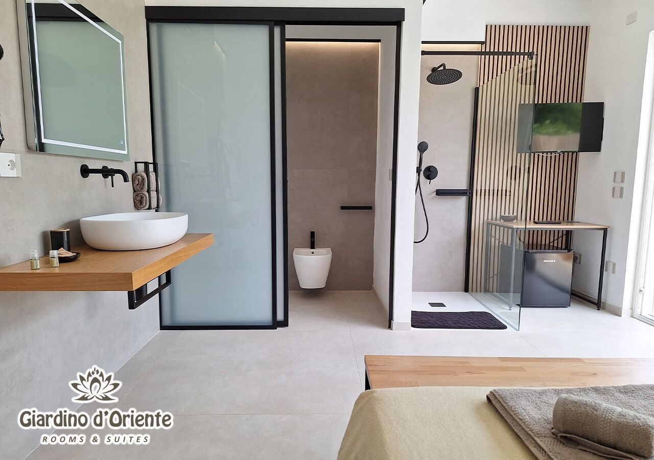 Quarto superior, varanda, vista para o jardim | Banheiro | Produtos de toalete grátis, secador de cabelo, bidê, toalhas de banho
