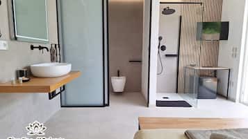 Quarto superior, varanda, vista para o jardim | Banheiro | Produtos de toalete grátis, secador de cabelo, bidê, toalhas de banho