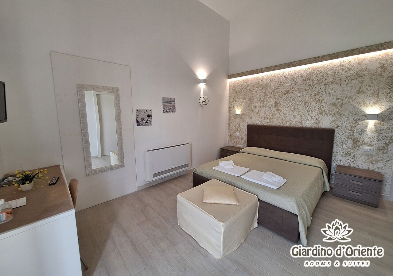 Habitación doble Deluxe, vista al jardín | Ropa de cama de alta calidad, edredón, escritorio y insonorización 