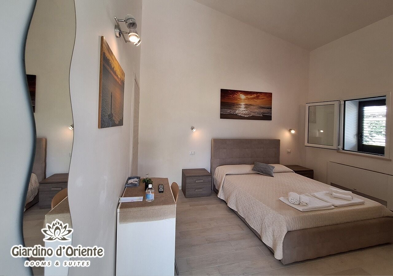Habitación doble clásica, vista al jardín | Ropa de cama de alta calidad, edredón, escritorio y insonorización 