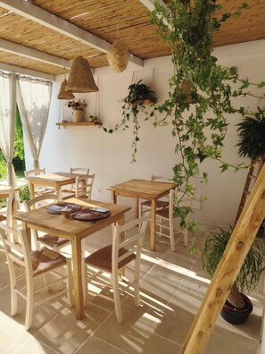 Free daily buffet breakfast