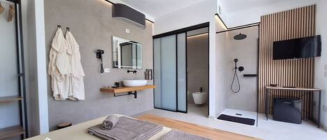 Rom – superior, terrasse, hageutsikt | Lydisolert og wi-fi (inkludert)