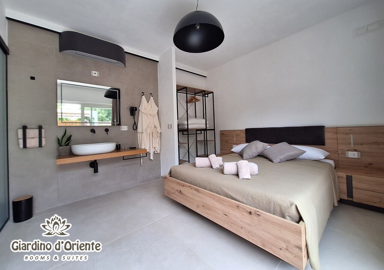 Habitación superior, patio, vista al jardín | Ropa de cama de alta calidad, edredón, escritorio y insonorización 