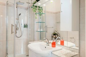 Dusche, Haartrockner, Bidet, Handtücher