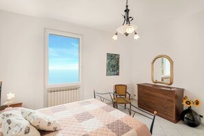 2 bedrooms, iron/ironing board, WiFi, bed sheets - House Out of Sea. Cozy apartment with breathtaking sea views. (San Bernardino)