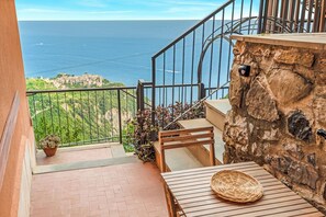 Terrace/patio - House Out of Sea. Cozy apartment with breathtaking sea views. (San Bernardino)