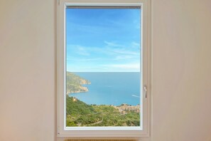 Interior - House Out of Sea. Cozy apartment with breathtaking sea views. (San Bernardino)
