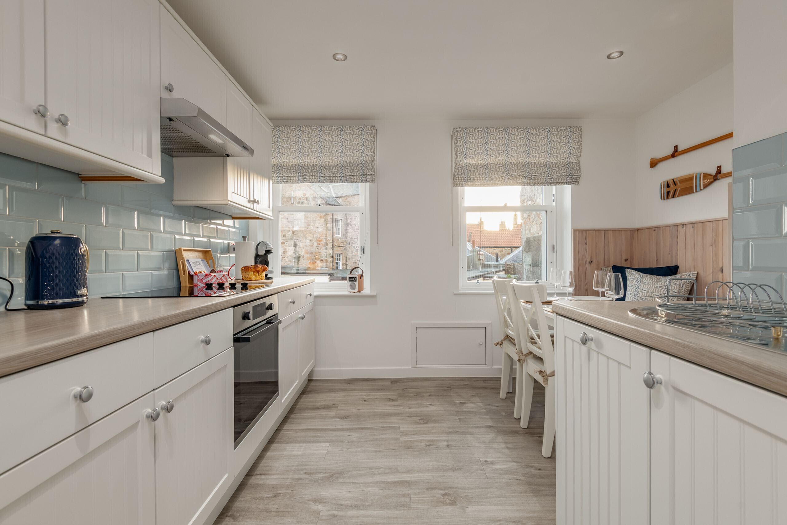 Een koelkast, een microgolfoven, een oven, een vaatwasser