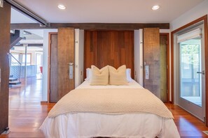 7 slaapkamers, een bureau, een strijkplank/strijkijzer, reisbedje