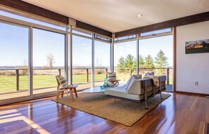 تلفزيون، مدفأة، ستيريو، مكتب