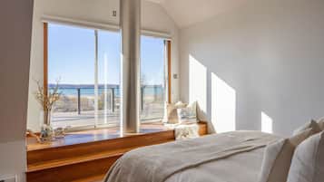 7 bedrooms, desk, iron/ironing board, travel cot