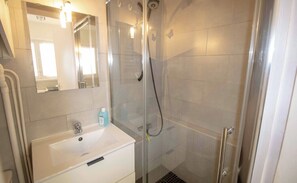 Shower - Stay for 2 people in a cozy studio (Saint-Raphaël)