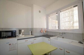 Refrigerador, microondas y cafetera y tetera 