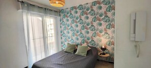 Room - Stay for 2 people in a cozy studio (Saint-Raphaël)