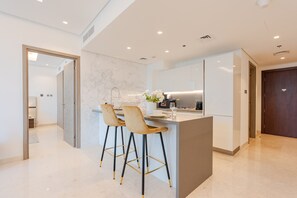Fridge, microwave, oven, stovetop - Burj Khalifa Views, Walking Distance to Dubai Mall and Downtown Boulevard (Dubai)