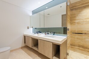Shower, hair dryer, bidet, towels - Burj Khalifa Views, Walking Distance to Dubai Mall and Downtown Boulevard (Dubai)