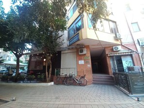 Exterior - Central 3BR by Tanners’ Bridge - Bright, Spacious & Cozy (Tiranë)