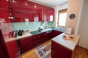 Microwave, oven, dishwasher - Central 3BR by Tanners’ Bridge - Bright, Spacious & Cozy (Tiranë)
