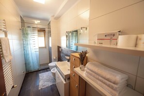 Shower, hair dryer, bidet, towels - Central 3BR by Tanners’ Bridge - Bright, Spacious & Cozy (Tiranë)