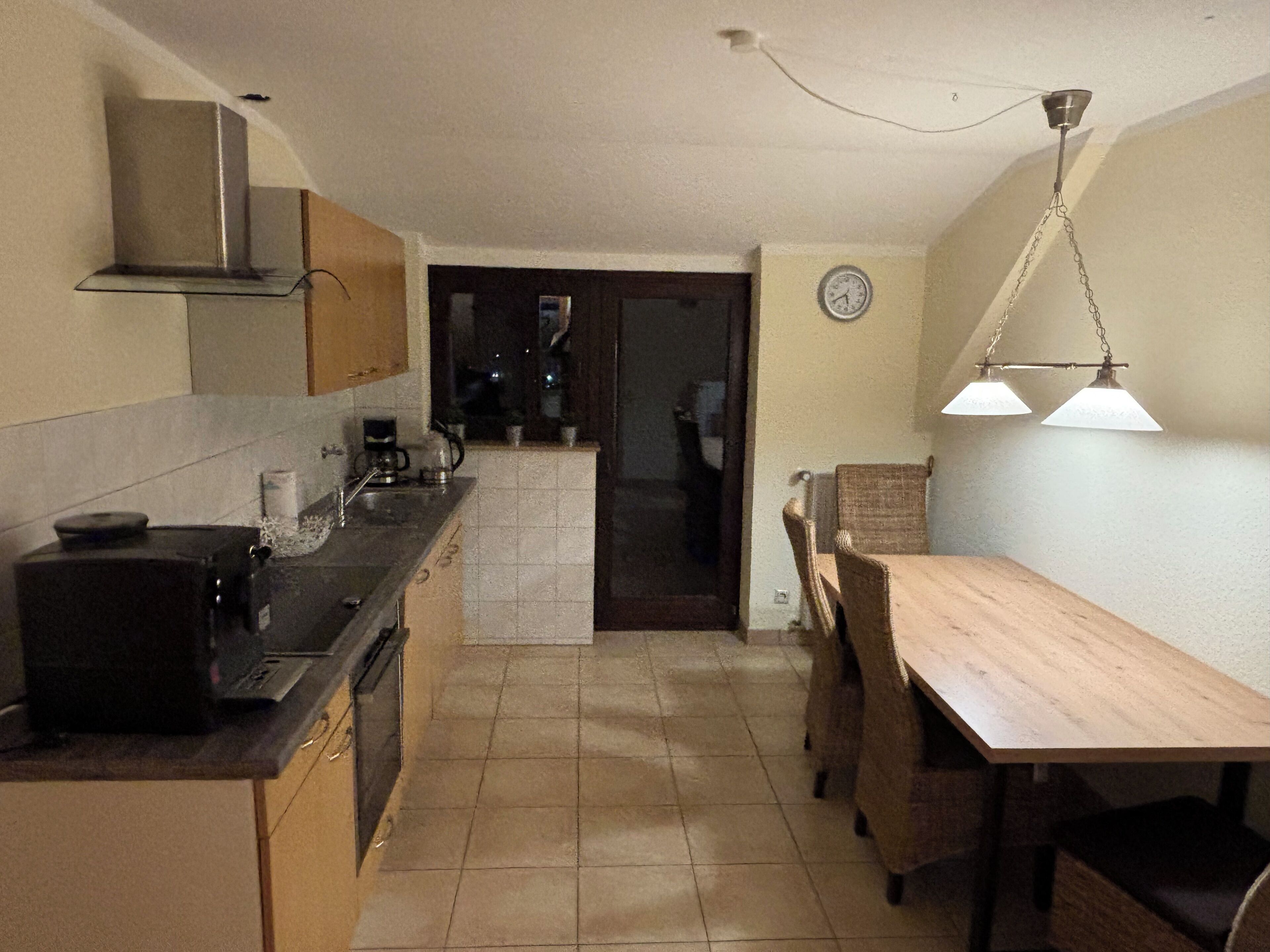 Kylskåp, spishäll, diskmaskin och kaffe- och tebryggare