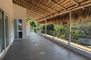 منزل عائلي - بشرفة - منظر للحديقة | شرفة/رواق