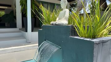 Casa família, sacada, vista para o jardim | Área da propriedade