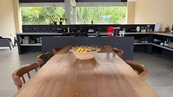 Casa família, sacada, vista para o jardim | Opções para refeição